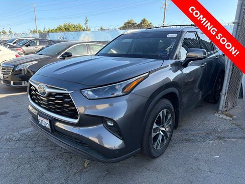 Used 2022 Toyota Highlander XLE FWD image 2