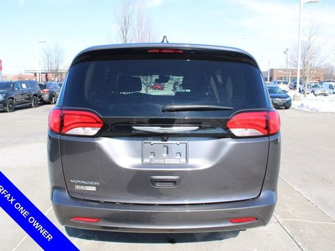 Used 2023 Chrysler Voyager LX image 8