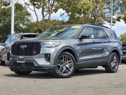Used 2025 Ford Explorer ST image 2