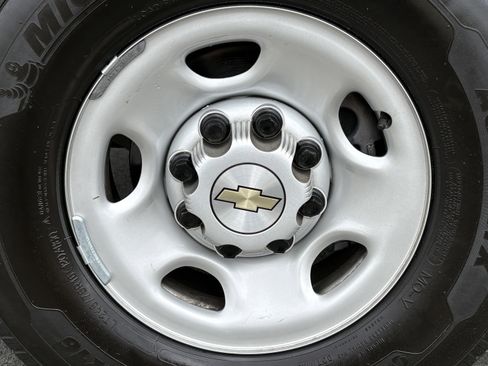 Used 2025 Chevrolet Express 2500 Extended RWD image 8