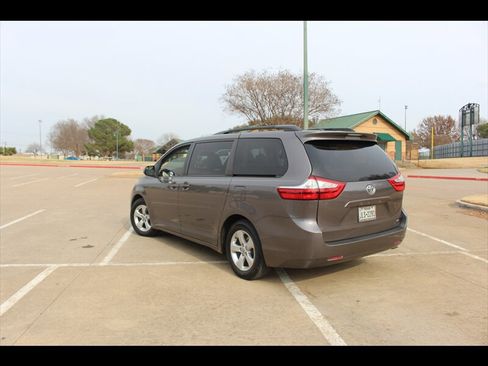 Used 2017 Toyota Sienna LE image 3