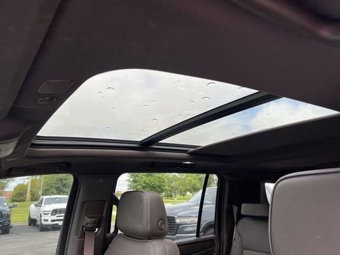 Used 2024 GMC Yukon XL Denali AWD/4WD image 5