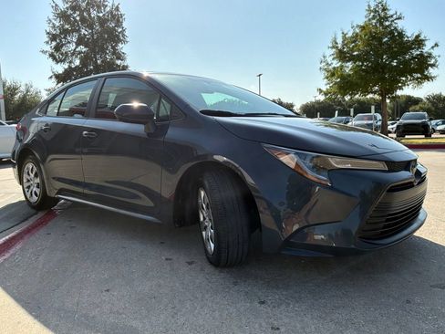 Used 2025 Toyota Corolla LE FWD image 4