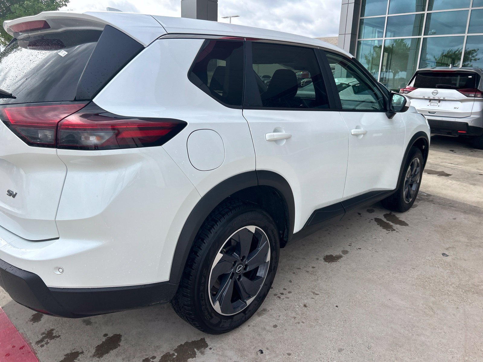 Used 2024 Nissan Rogue SV FWD image 10