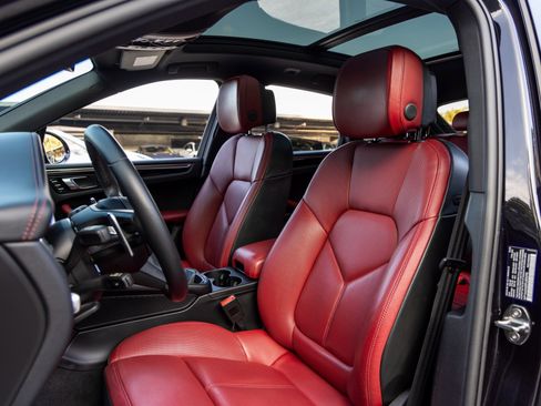 Certified 2023 Porsche Macan image 5