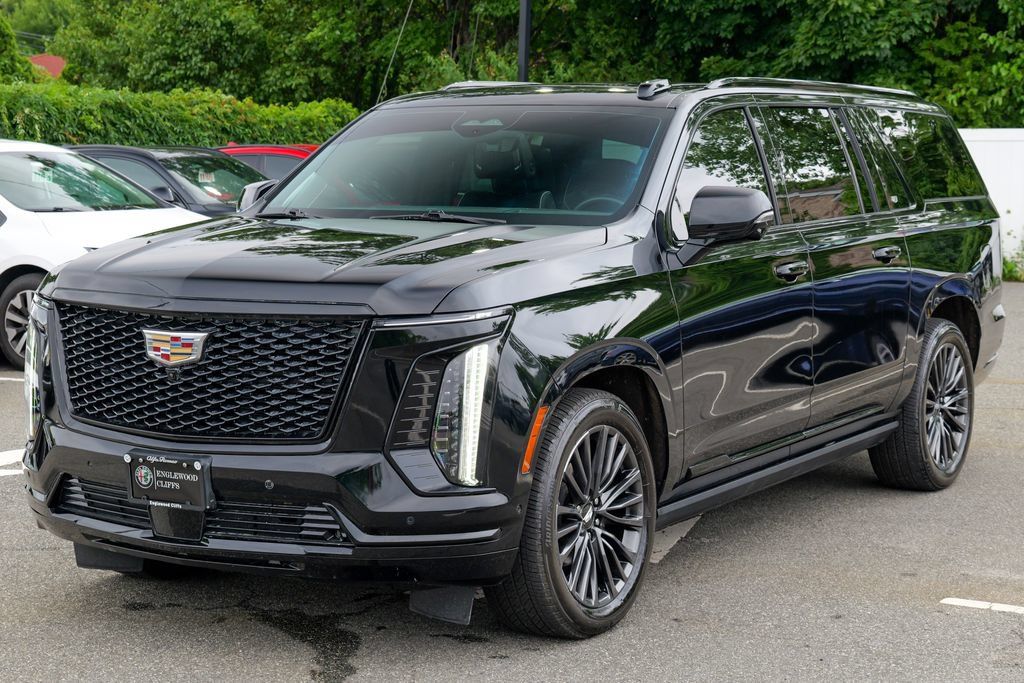 Used 2025 Cadillac Escalade ESV Sport Platinum AWD/4WD image 3