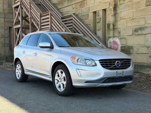 Used 2016 Volvo XC60 T5 Premier w/ Proximity Package AWD/4WD image 2