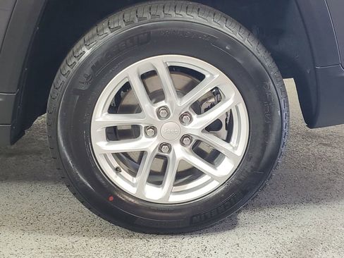 New 2025 Jeep Grand Cherokee L Laredo image 9