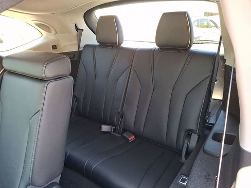 Used 2023 Acura MDX SH-AWD w/ Advance Package image 11