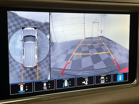 Used 2021 GMC Yukon XL Denali w/ Denali Premium Package image 6