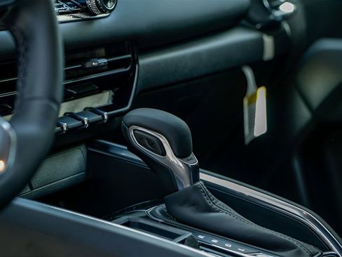 Used 2024 GMC Canyon Elevation w/ Convenience Package image 11