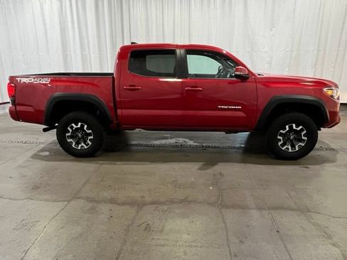 Certified 2018 Toyota Tacoma TRD Off-Road AWD/4WD image 3