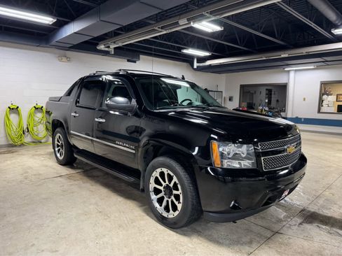 Used 2012 Chevrolet Avalanche LTZ image 3
