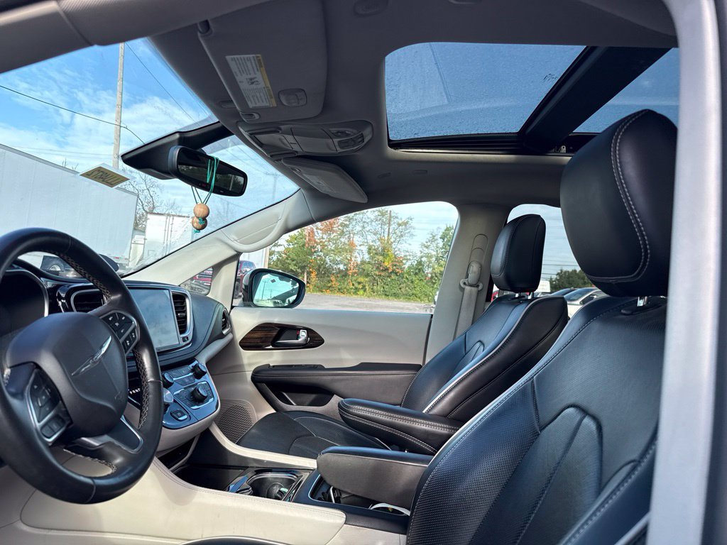 Used 2023 Chrysler Pacifica Limited FWD image 5