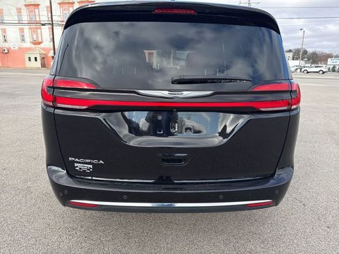 Used 2024 Chrysler Pacifica Touring-L image 4