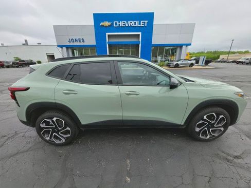 Used 2024 Chevrolet Trax RS w/ Sunroof Package FWD image 6