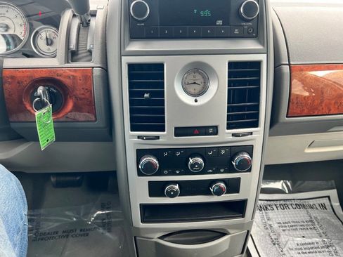 Used 2009 Chrysler Town & Country LX image 24