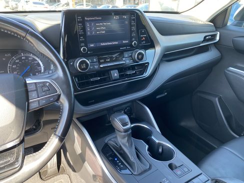 Used 2021 Toyota Highlander XLE FWD image 12