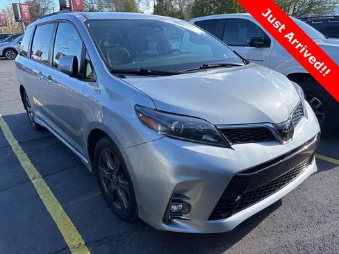 Used 2020 Toyota Sienna SE image 1