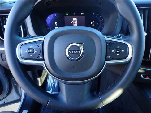 Used 2022 Volvo XC60 B5 Momentum image 15