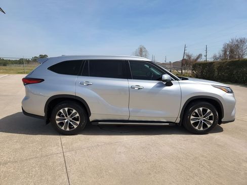 Used 2022 Toyota Highlander XLE image 4