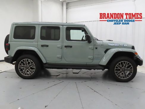 Used 2023 Jeep Wrangler Unlimited Sahara w/ Cold Weather Group AWD/4WD image 2