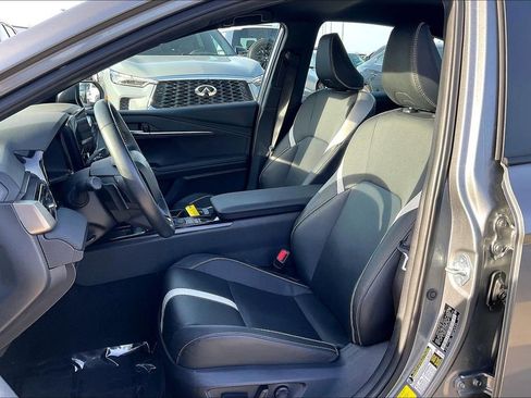 Used 2025 Toyota Camry SE image 33