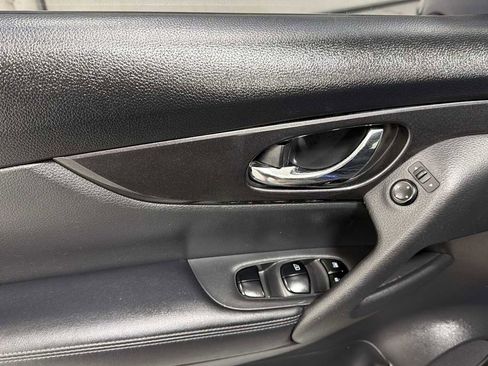 Used 2018 Nissan Rogue SV image 15