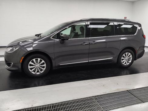 Used 2018 Chrysler Pacifica Touring-L Plus w/ Advanced Safetytec Group FWD image 2