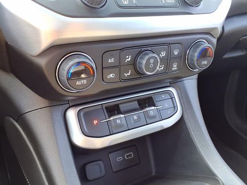 Used 2023 GMC Acadia SLE w/ Driver Convenience Package image 10