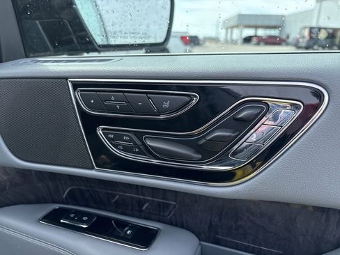 Used 2018 Lincoln Navigator L Reserve w/ Technology Package image 31