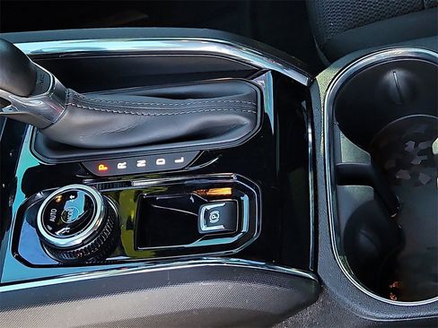 Used 2024 GMC Canyon Elevation image 24