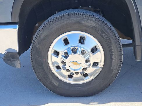 Used 2025 Chevrolet Silverado 3500 LTZ w/ LTZ Convenience Package AWD/4WD image 9