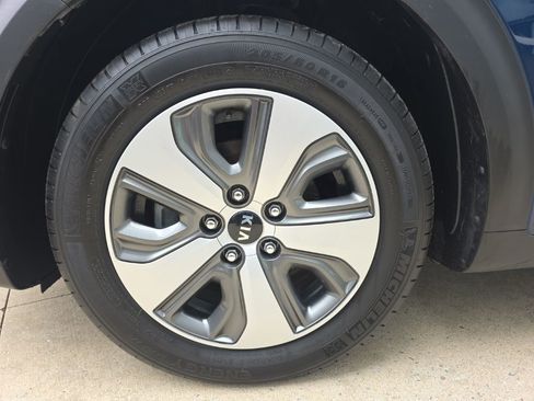 Used 2019 Kia Niro LX image 24