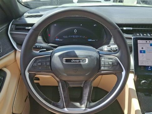 Used 2023 Jeep Grand Cherokee Limited w/ Luxury Tech Group II AWD/4WD image 19