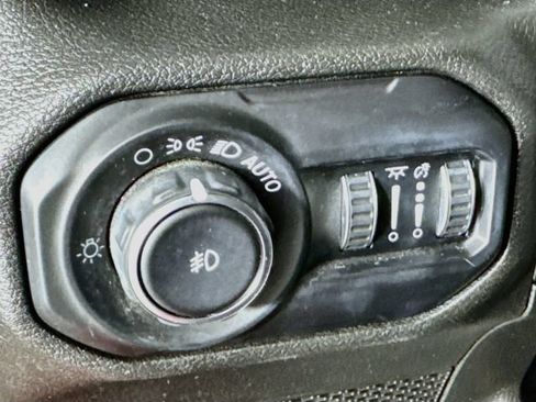 Used 2019 Jeep Wrangler Unlimited Sahara w/ Dual Top Group AWD/4WD image 14