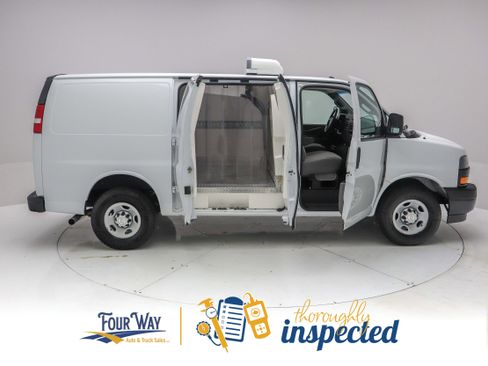 Used 2018 Chevrolet Express 3500 w/ Cold Climate Package RWD image 3