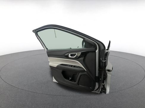 Used 2025 Jeep Compass Limited image 17