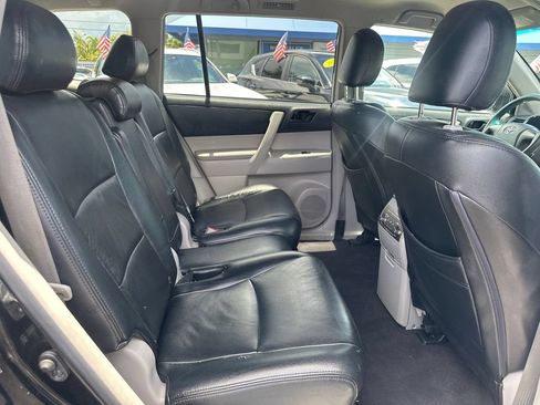Used 2011 Toyota Highlander 4WD w/ Tow Pkg image 30