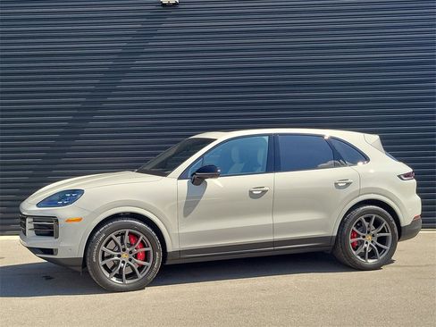 Used 2024 Porsche Cayenne S image 1
