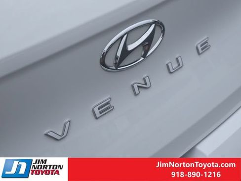 Used 2025 Hyundai Venue SEL FWD image 11