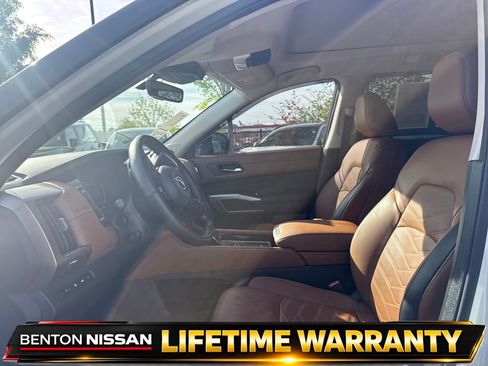Used 2024 Nissan Pathfinder Platinum w/ Black Appearance Package FWD image 10