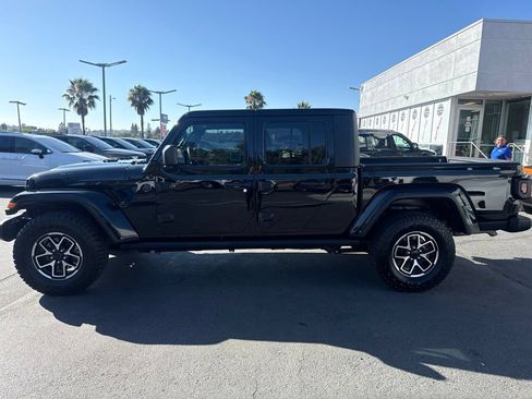Used 2023 Jeep Gladiator Sport AWD/4WD image 4