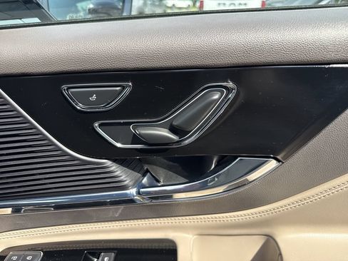Used 2022 Lincoln Corsair AWD w/ Premium Package image 37