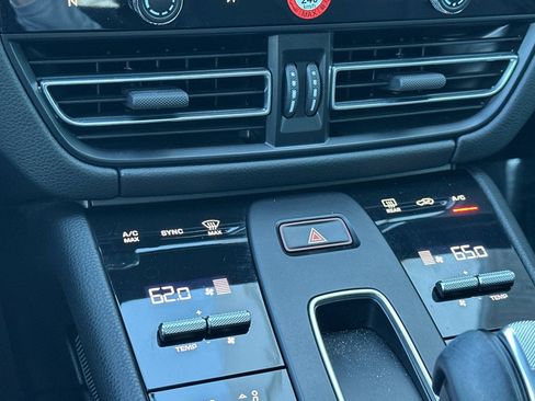 Used 2024 Porsche Macan image 21