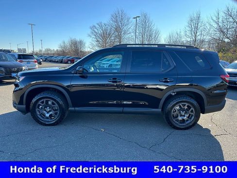 Certified 2025 Honda Pilot TrailSport image 3