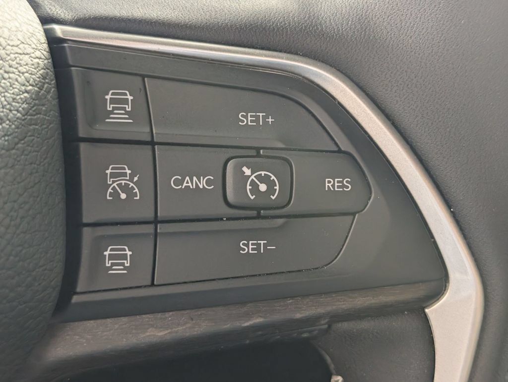 Used 2025 Jeep Grand Cherokee Limited AWD/4WD image 15
