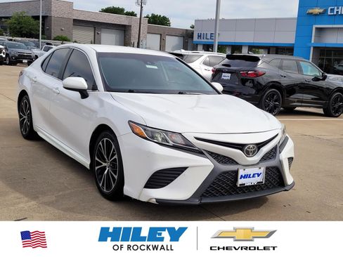 Used 2020 Toyota Camry SE FWD image 1