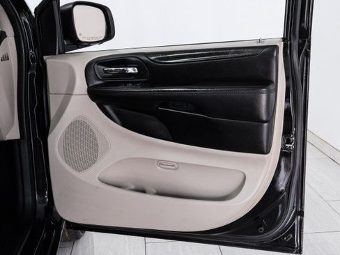 Used 2018 Dodge Grand Caravan SE w/ UConnect Hands-Free Group FWD image 38