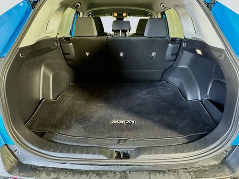 Used 2019 Toyota RAV4 LE w/ Carpet Mat Package image 28